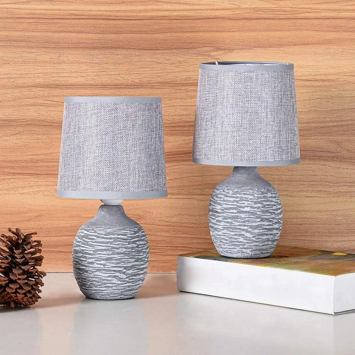 Schreibtischlampe BRUBAKER Grau, Leinen-Schirm, Steingut-Standfuß, 2 Stück 5 Schreibtischlampe BRUBAKER Grau, Leinen-Schirm, Steingut-Standfuß, 2 Stück – Bild 3